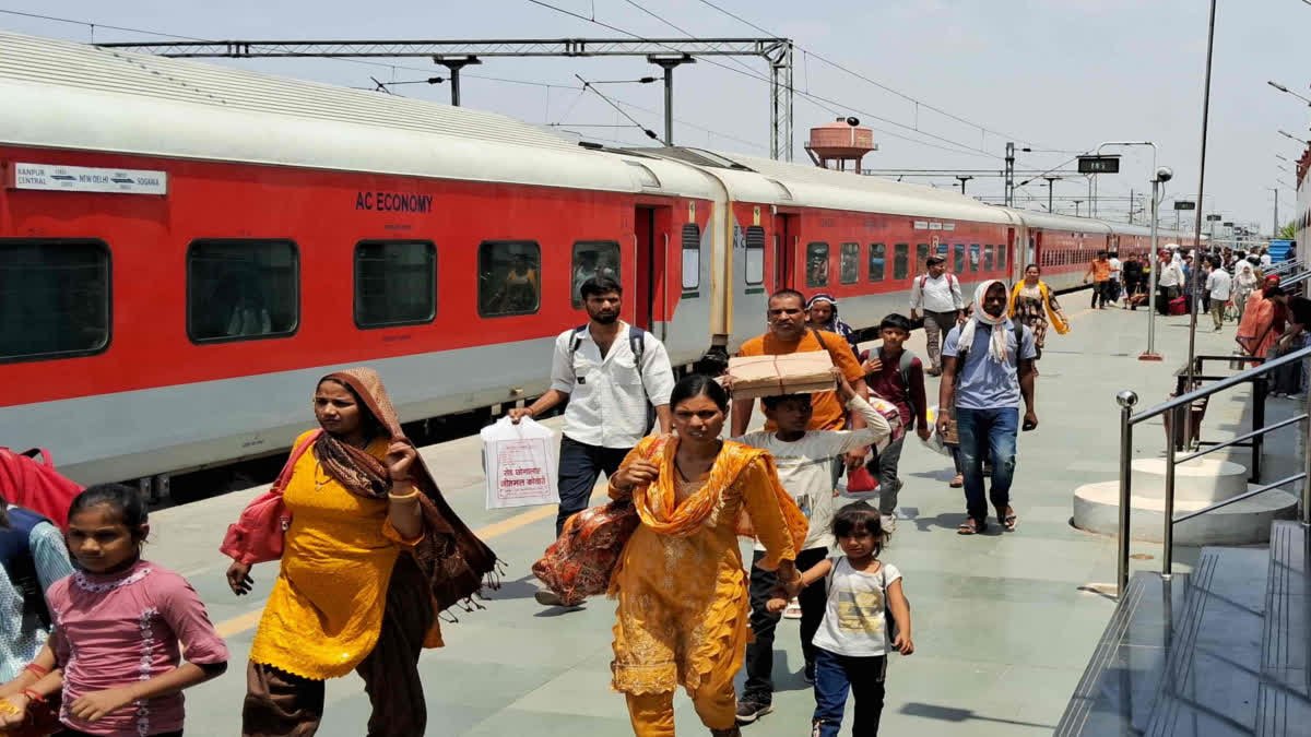 ETVBharatRJ's tweet image. दिवाली पर मिलेगी विशेष ट्रेन में कंफर्म टिकट की सुविधा, दिल्ली-मुंबई के बीच चलेगी एसी स्पेशल etvbharat.com/hi/!state/ac-s… 

@RajCMO @BhajanlalBjp #specialtrain