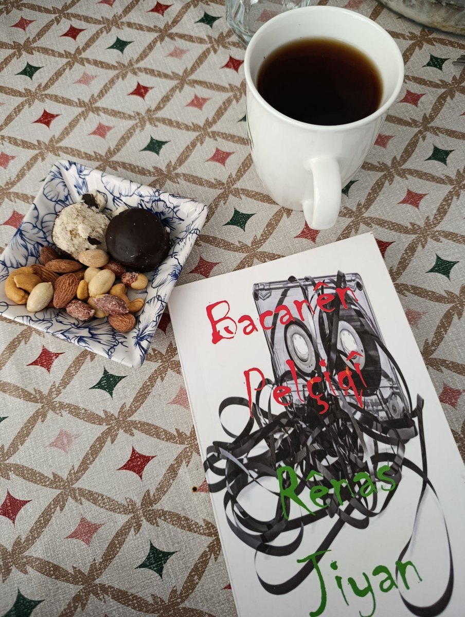 "Wey axao, wey axao, nav û cegerên te risas in, her du gurçikên te ji polao."
   <a href="/renasjiyanrenas/">Rênas Jiyan</a>