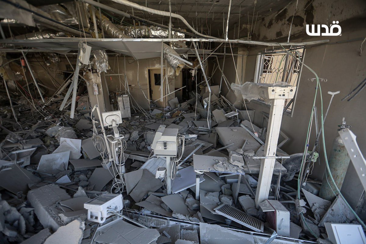 GazaAlertsOn's tweet image. The occupation destroys Al-Rantisi Hospital in Gaza before its withdrawal.