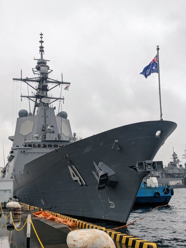 inori20210112's tweet image. オーストラリア海軍駆逐艦「HMAS Brisbane（ブリスベン）」(DDG-41)🇦🇺
海上自衛隊にこんなイージス艦いたっけと思ったらカンガルー付いてて草🦘

#オータムフェスタ
#オータムフェスタ2025