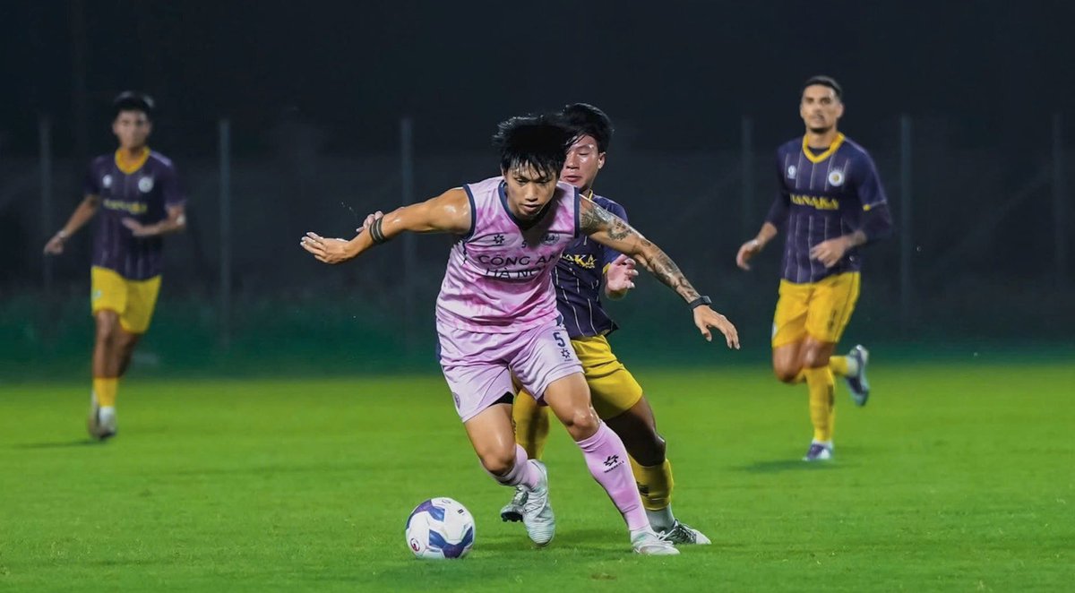 Doan Van Hau... EST DE RETOUR

Il a disputé pendant un quart d'heure le match amical entre Cong An Ha Noi et le Hanoi FC, marquant son premier match sur les terrains de foot depuis longtemps

Le défenseur n'a en effet pas joué officiellement depuis septembre... 2023