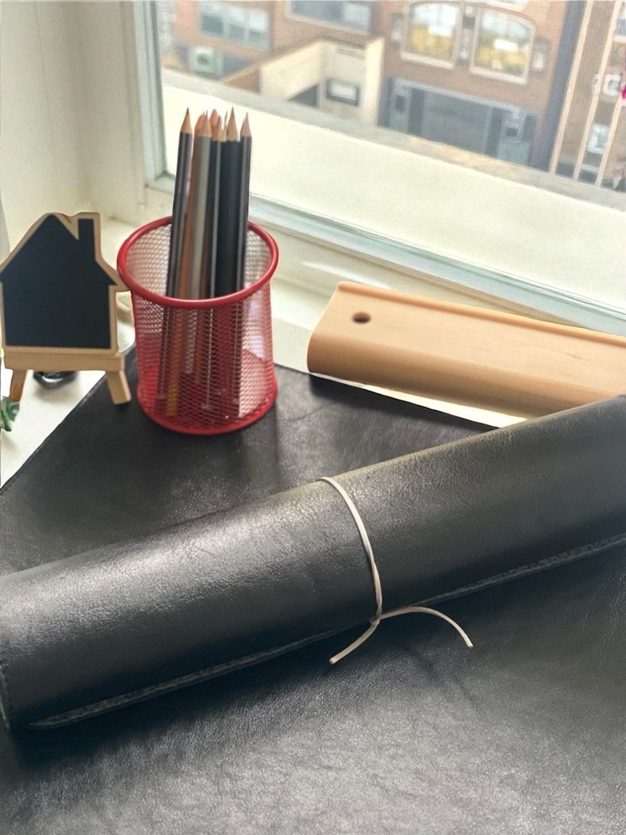 SabineLink41752's tweet image. Energy reboot 🌿
New coffee. New playlist. New mindset.
And a desk mat that makes Monday feel intentional.
Because a workspace that feels good, works better.
#WorkspaceMood #SlowDesign #MadeInSouthAfrica #deskpad #deskmat #felt #leatherdeskmat