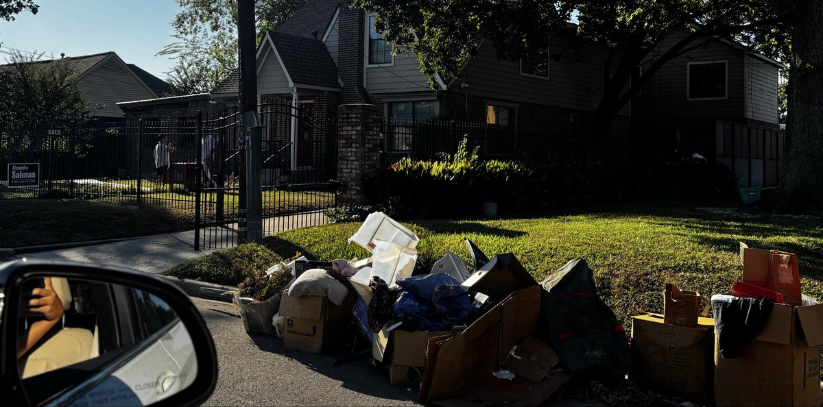 Treeves2's tweet image. I guess it’s appropriate that one of the big trash piles is next to Whitmire supporter Alejandra Salinas campaign stop at Sylvia Garcia’s house. 

Background: I filed 100 311 cases the past week covering just half my neighborhood. If you don’t think this is ok please vote