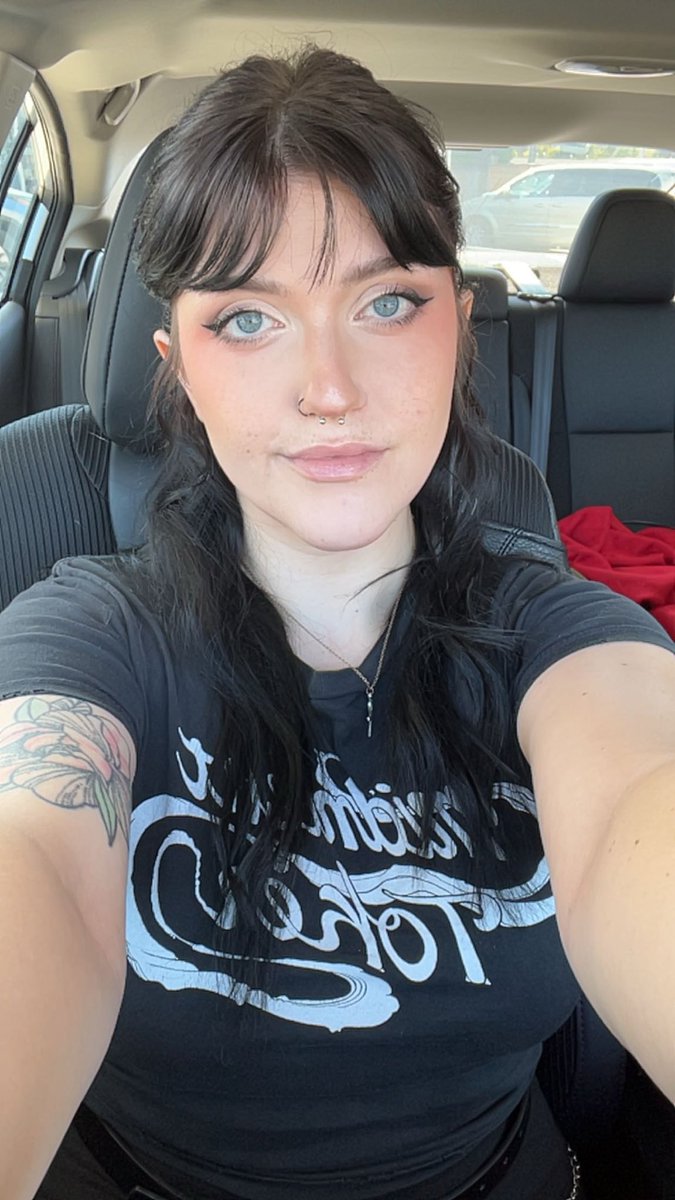 mothmange's tweet image. absolutely zero rizz- just big blue eyes.