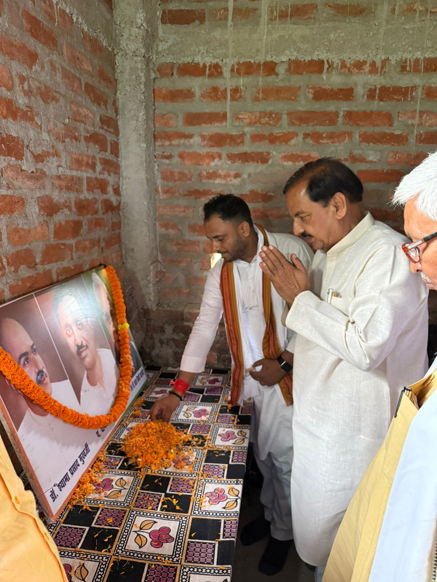 dr_maheshsharma's tweet image. आज बिहार प्रवास के दौरान माली भरियावा मंडल, विधानसभा कुटुंबा, ज़िला औरंगाबाद में संगठनात्मक बैठक कर कार्यकर्ताओं के साथ सार्थक संवाद किया।
पार्टी को मज़बूत बनाने और जन-जन तक विचारधारा पहुँचाने के लिए सभी कार्यकर्ताओं का समर्पण सराहनीय है।