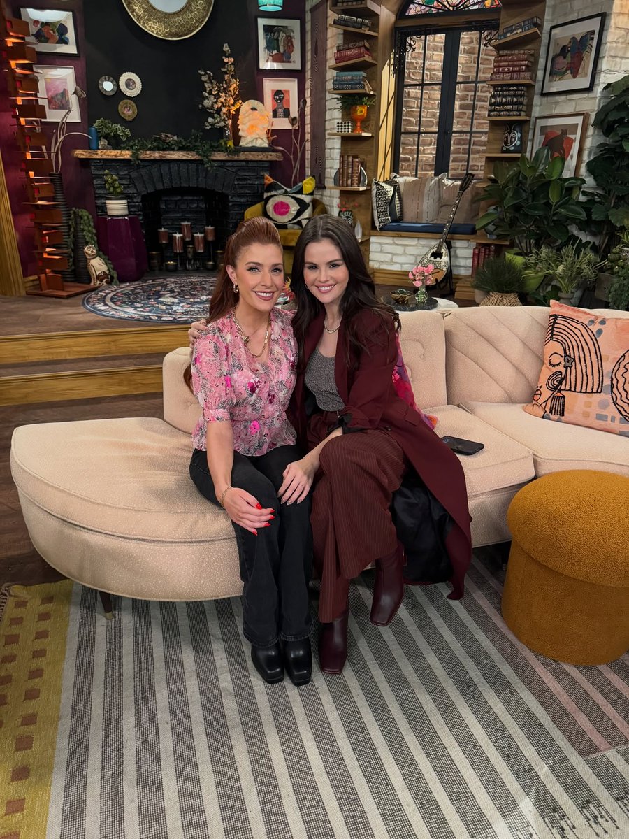 SELENATORSS's tweet image. 11 October: new pic of Selena with Mimi Gianopulos on set of the second season of Wizards Beyond Waverly Place.