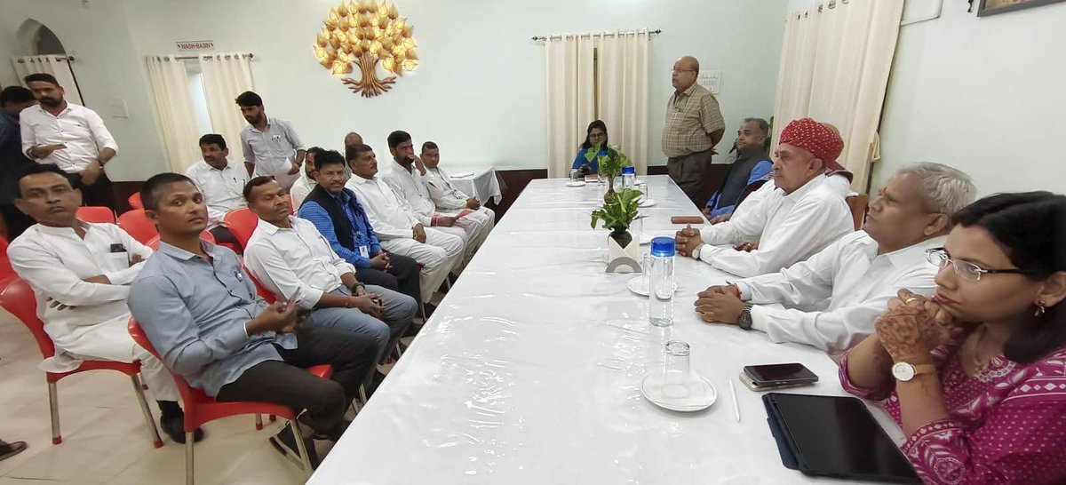 आज  राजस्थान के सिरोही जिले के माउंट आबू स्थित सर्किट हाउस में क्षेत्र के सांसद जालौर–सिरोही संसदीय क्षेत्र श्री लुंबाराम चौधरी, आबू-पिंडवाड़ा विधायक श्री समाराम गरासिया जी, जिला प्रमुख श्री अर्जुन राम पुरोहित जी, प्रशासनिक अधिकारीगण एवं जनप्रतिनिधियों से सौजन्य भेंट की।