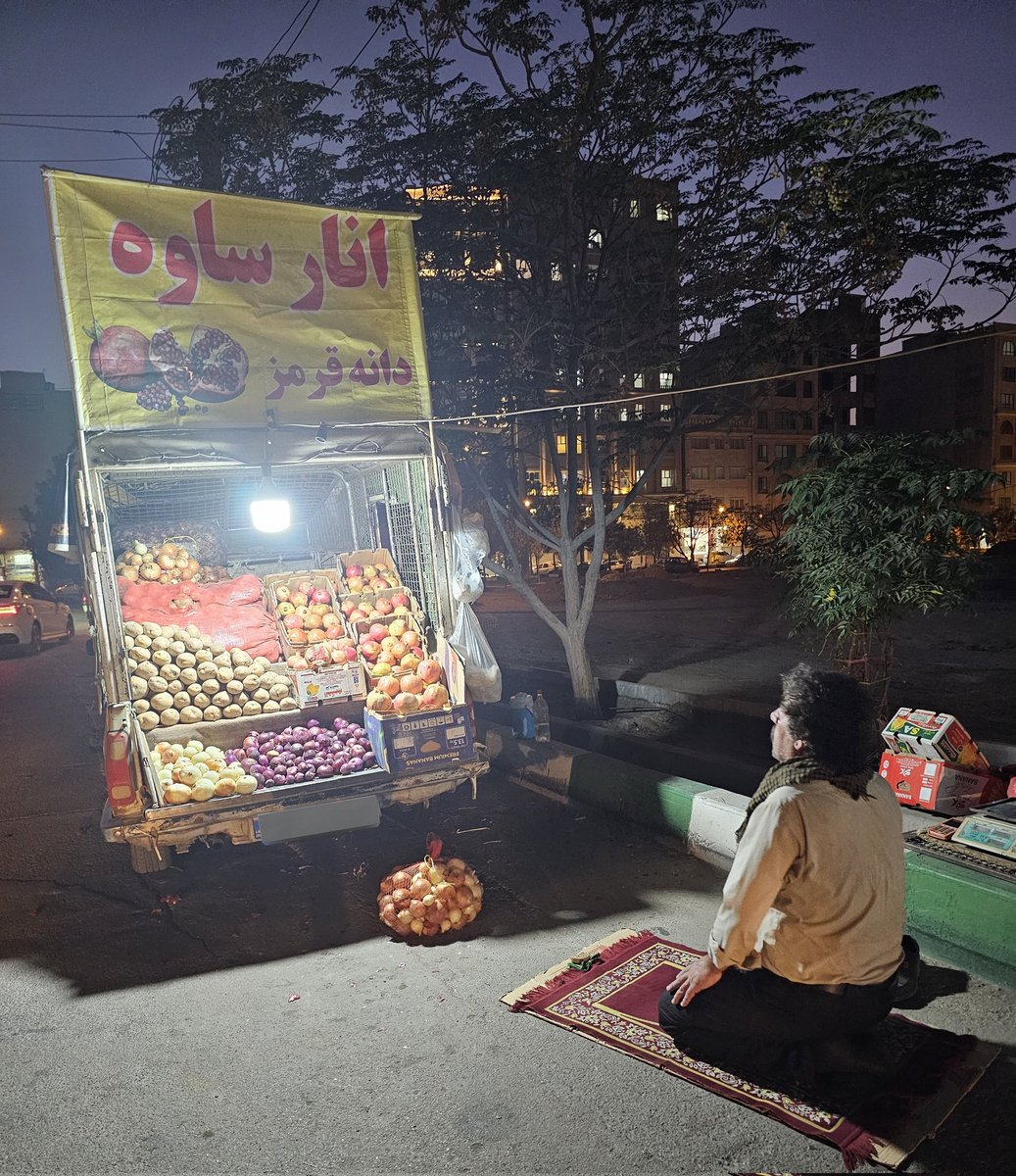 تیپش داش مشتی، گردنش دستمال یزدی
ولی می‌دونه باید سرش رو برای الله بذاره روی خاک و دنبال یه لقمه حلال و رزقش باشه
پسرهاتون رو #مرد بار بیارید ... خداپرست، میهن دوست، با ناموس