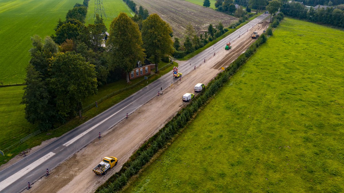 JetzeV's tweet photo. N358 Uterwei. Fase 1, Week 38 t/m 41 (5de t/m 8ste week), Omgeving De Loanekampen: Aanleg passeerstrook-landbouwverkeer. #BAMinjouwbuurt #ProvinsjeFryslân #ProvincieFryslân https://t.co/8VHXv2NwZw