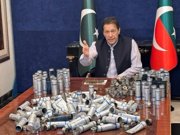m_Ramzan_m's tweet image. #خان_کا_انتخاب_لاجواب
جو ہم پر گزرے تھے رنج سارے 
جو خود پر گزرے تو لوگ سمجھے