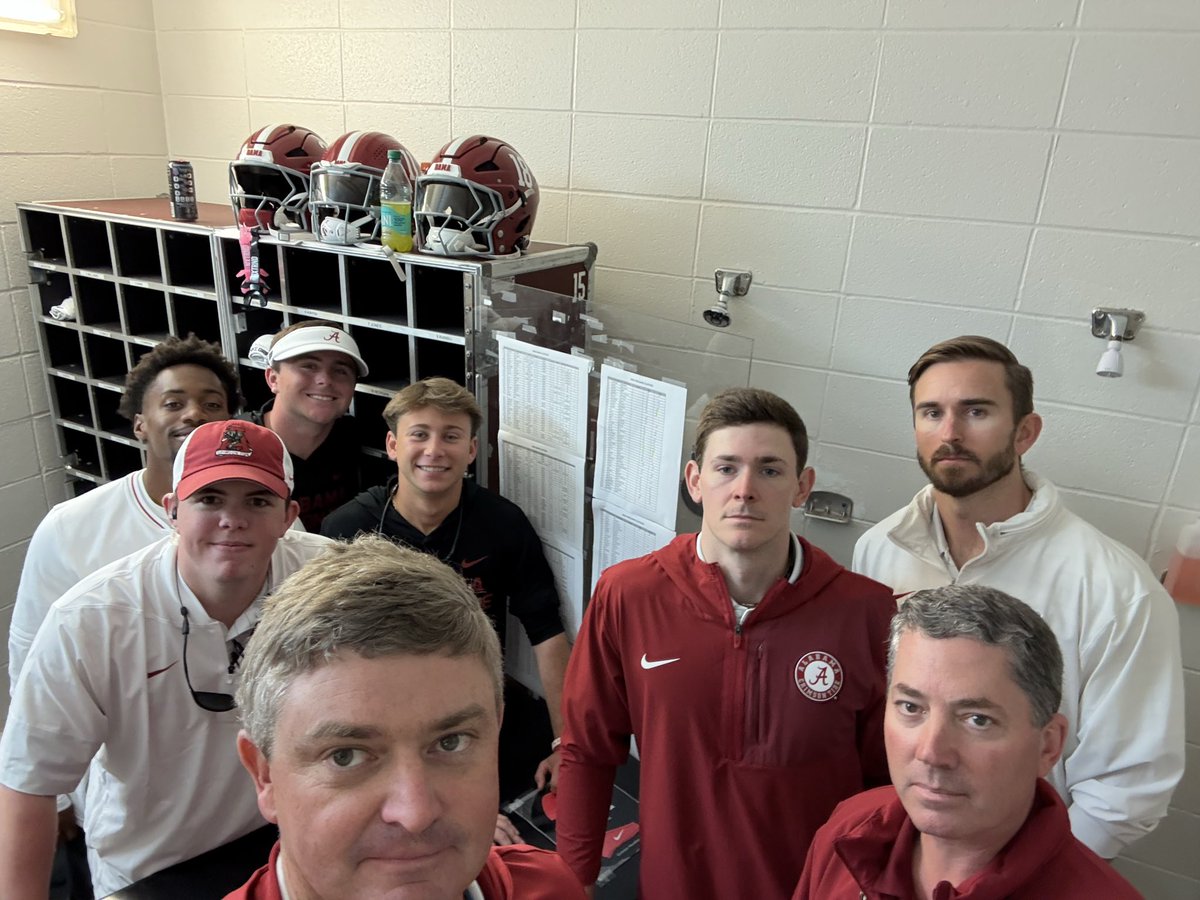 newaldropIII's tweet image. A little cozy in the Zou! We welcomed the equipment guys in our office for the week…Doctors in training
#cramped

#RollTide