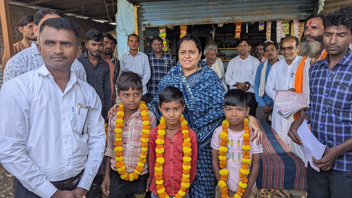 priyankamenaind's tweet photo. विकास संकल्प के साथ जनसेवा यात्रा 

आज  अपने विधानसभा क्षेत्र के   ग्राम नलखेड़ा में क्षेत्रवासियों से मुलाकात की एवं जनसमस्याओं की जानकारी प्राप्त कर उनके निराकरण हेतु आवश्यक निर्देश दिए।

ग्राम भ्रमण के दौरान जनता के उत्साह, आत्मीयता एवं विश्वास ने जनसेवा के संकल्प को और अधिक दृढ़ किया।
विधायक जी ने कहा कि क्षेत्र का सर्वांगीण विकास ही हमारा सर्वोच्च लक्ष्य है। 

@PMOIndia
@narendramodi @DrMohanYadav51 @CMMadhyaPradesh @Hkhandelwal1964 @BJP4MP