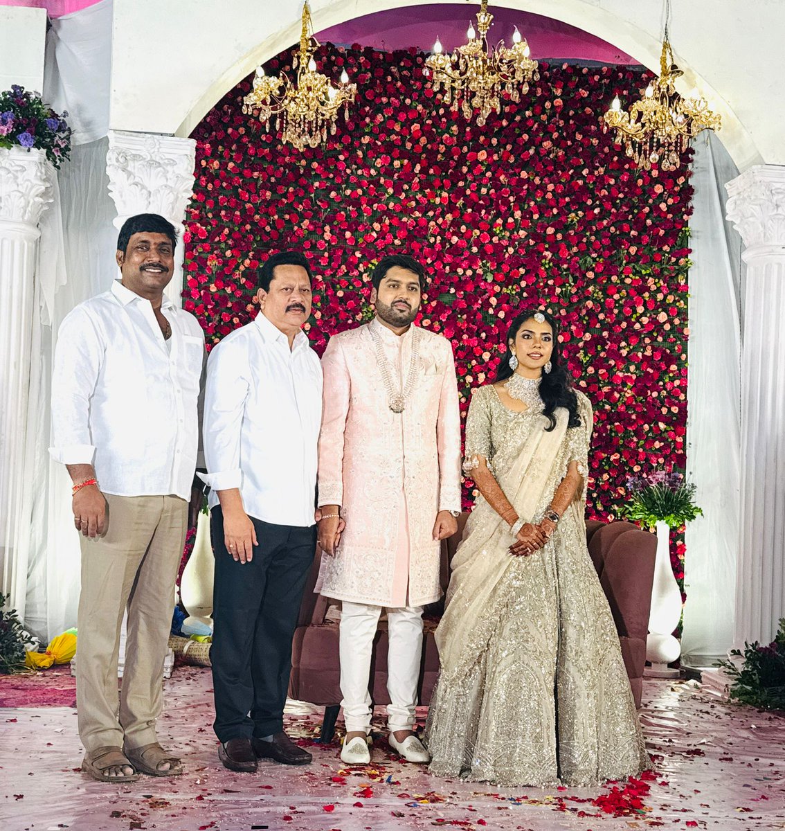 NallaPavan_BJP's tweet photo. ఈరోజు విశాఖపట్నం వాల్తేరు క్లబ్ కన్వెన్షన్ హాల్ లో జరిగిన టీడీపీ రాష్ట్ర కార్యనిర్వాహక కార్యదర్శి మెట్ల రమణ బాబు గారి కుమారుడు సత్య నిశ్చితార్థం వేడుక లో పాల్గొని కాబోయే వధూవరులకు శుభాకాంక్షలు తెలపడం జరిగింది. 
#Nallapavan #Bjpleader #Amalapuram #Seniorleader #Spokersperson https://t.co/JEreOMLnSh