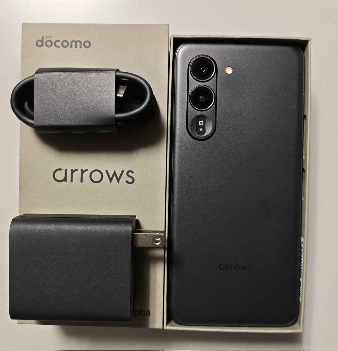 SENGOKUDA's tweet photo. という訳で、#docomo の #F51F #arrowsAlpha が着弾❗

MNP一括46千円＋店頭手数料5千円−FCNTのポイント10千円で実質41千円でした…🤔

中華スマホと同じバカでかい高速充電器付き、でも自宅だと端末に優しい低速充電だし、出先だとAnkerの小型の高速充電器だから、出番がない…😅 https://t.co/qf6q6Jgi7q