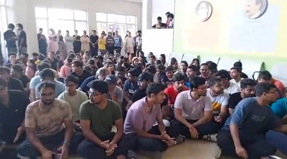 Mukundshahi73's tweet photo. #Breaking Another gang rape With a Medical student at Durgapur Medical College, West Bengal !  Protests are ongoing on campus, with students, Local public. Leaders from #CPIM, #SFI, and #DYFI are also present.
#BJP #Rape #medical #Horrort #Crime https://t.co/IGQOdiV5QM