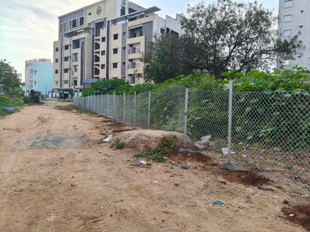 Comm_HYDRAA's tweet image. -బండ్ల‌గూడ జాగీర్‌లో...
-3712 గ‌జాల పార్కు స్థ‌లాల‌ను కాపాడిన హైడ్రా

🔺రంగారెడ్డి జిల్లా, గండిపేట మండ‌లం బండ్ల‌గూడ జాగీర్ మున్సిపాలిటీలో శ‌నివారం రెండు పార్కుల‌ను హైడ్రా కాపాడింది. శ‌నివారం ప‌ద్మ‌శ్రీ హిల్స్ కాల‌నీలోని 2600 గ‌జాల పార్కు స్థ‌లాన్ని ర‌క్షించింది. 1983లో  10 ఎక‌రాల…