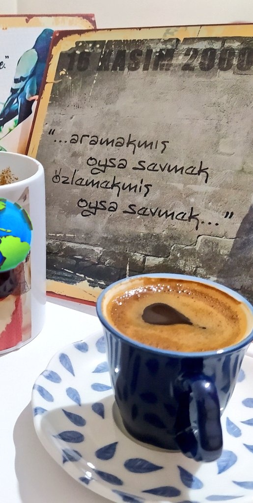 Yağmur yağıyor, kahve var, Ahmet Kaya var..  biz de deriniz hee