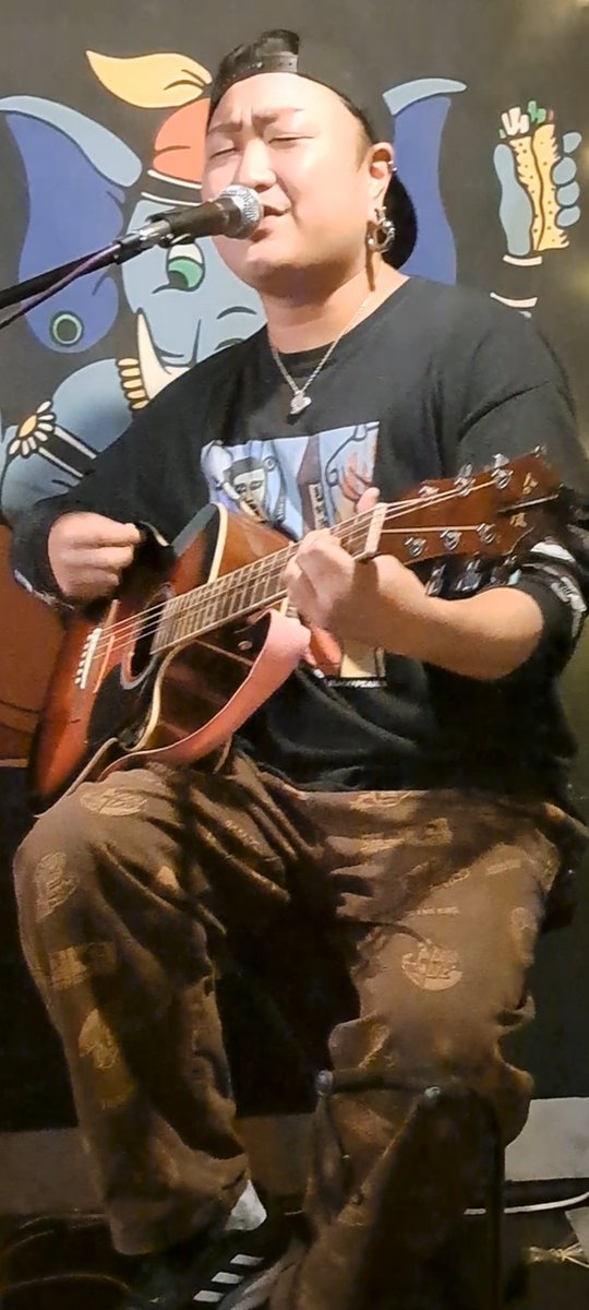 フォーキーズ酒場 ULTRA JAMBOREE 36
Limit×Zoneまつさんがベースをギターに持ち替えての初弾き語り👀
久しぶりにリミゾの曲を沢山歌ってくれてほんと嬉しかったよ！
ギターでもストラップはピンクなんやね😉
ヒデさん、ヒロさんのデュオも素敵でした✨
アットホームで心地よい空間♪また行ってみたい