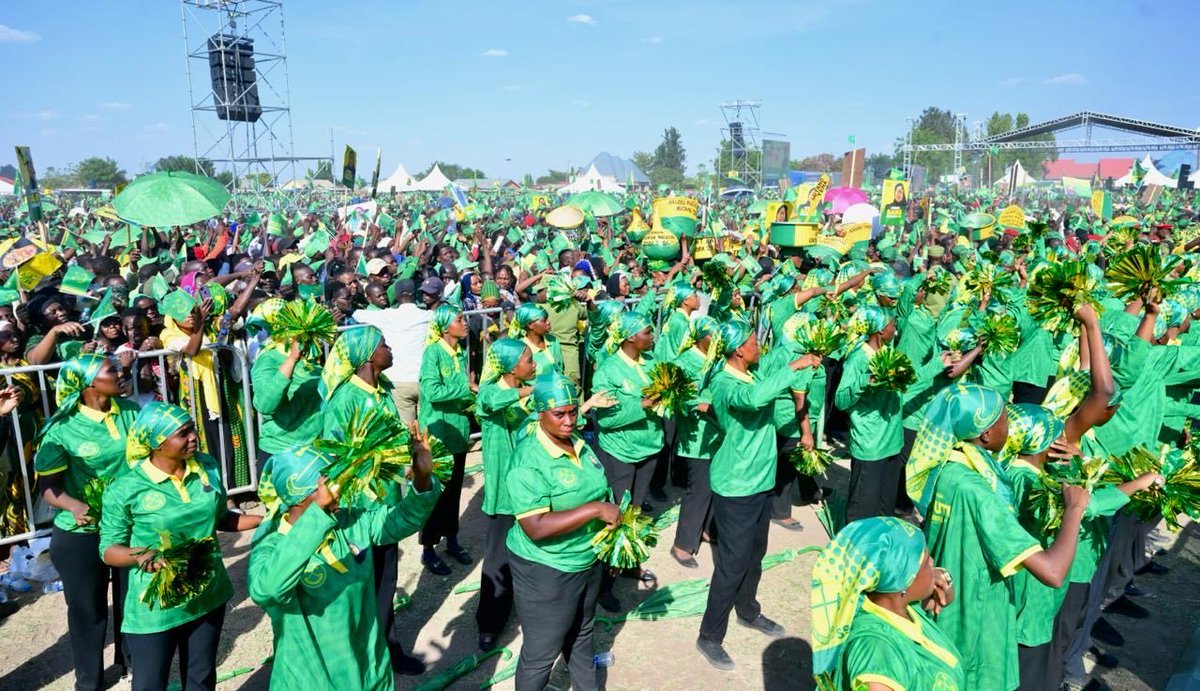 ccm_tanzania's tweet photo. Shamra shamra za mapokezi ya Mgombea wa nafasi ya Rais wa Jamhuri ya Muungano wa Tanzania na Mwenyekiti wa Chama cha Mapinduzi (CCM) Taifa Ndugu Dkt. Samia Suluhu Hassan mara baada ya kuwasili Kahama mkoani Shinyanga tarehe 11 Oktoba, 2025. https://t.co/ixZG9RwJ14