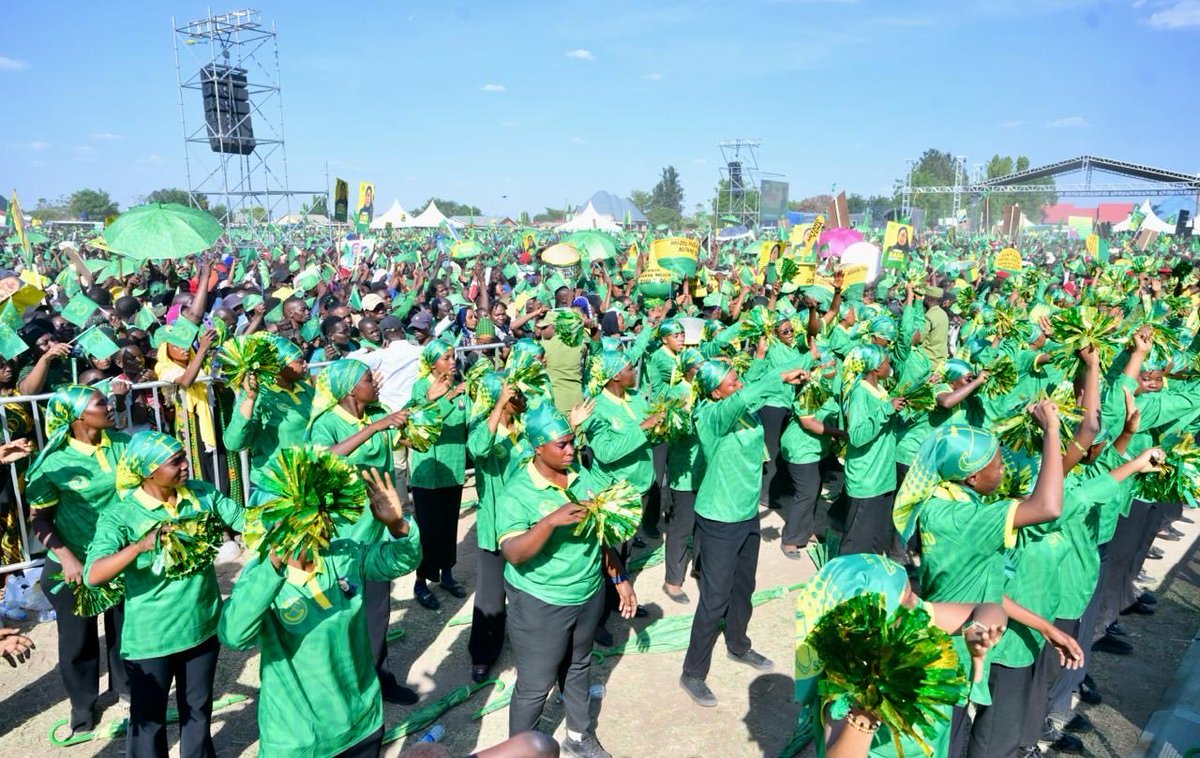 ccm_tanzania's tweet photo. Shamra shamra za mapokezi ya Mgombea wa nafasi ya Rais wa Jamhuri ya Muungano wa Tanzania na Mwenyekiti wa Chama cha Mapinduzi (CCM) Taifa Ndugu Dkt. Samia Suluhu Hassan mara baada ya kuwasili Kahama mkoani Shinyanga tarehe 11 Oktoba, 2025. https://t.co/ixZG9RwJ14
