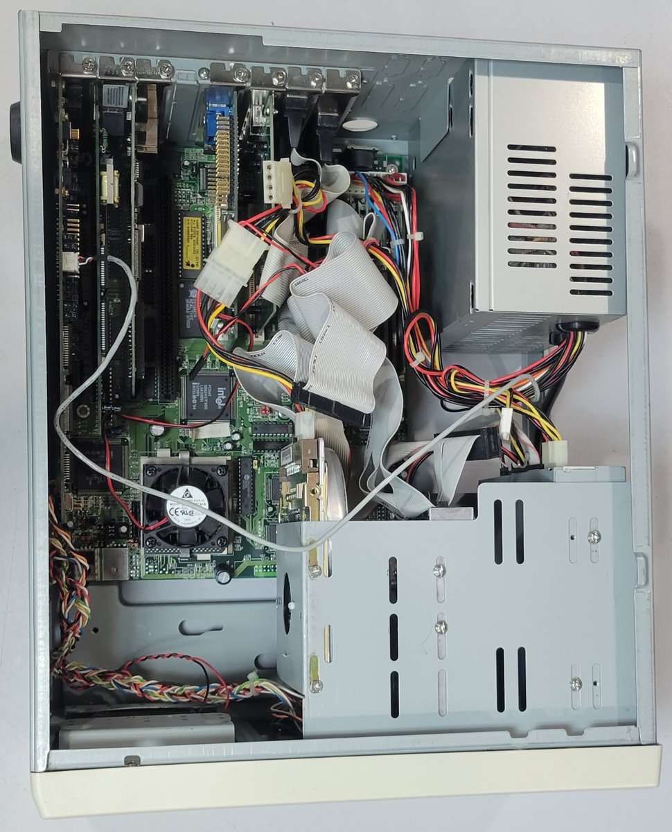 AndrewsTechBrk's tweet photo. First look at this PC clone I picked up. Was hoping for a 386/486 judging by the case but looks like we have a Socket 7. And the CD and USB card are kind of a tell.
#retrocomputing #pcclones #pentium https://t.co/JUujKvV988