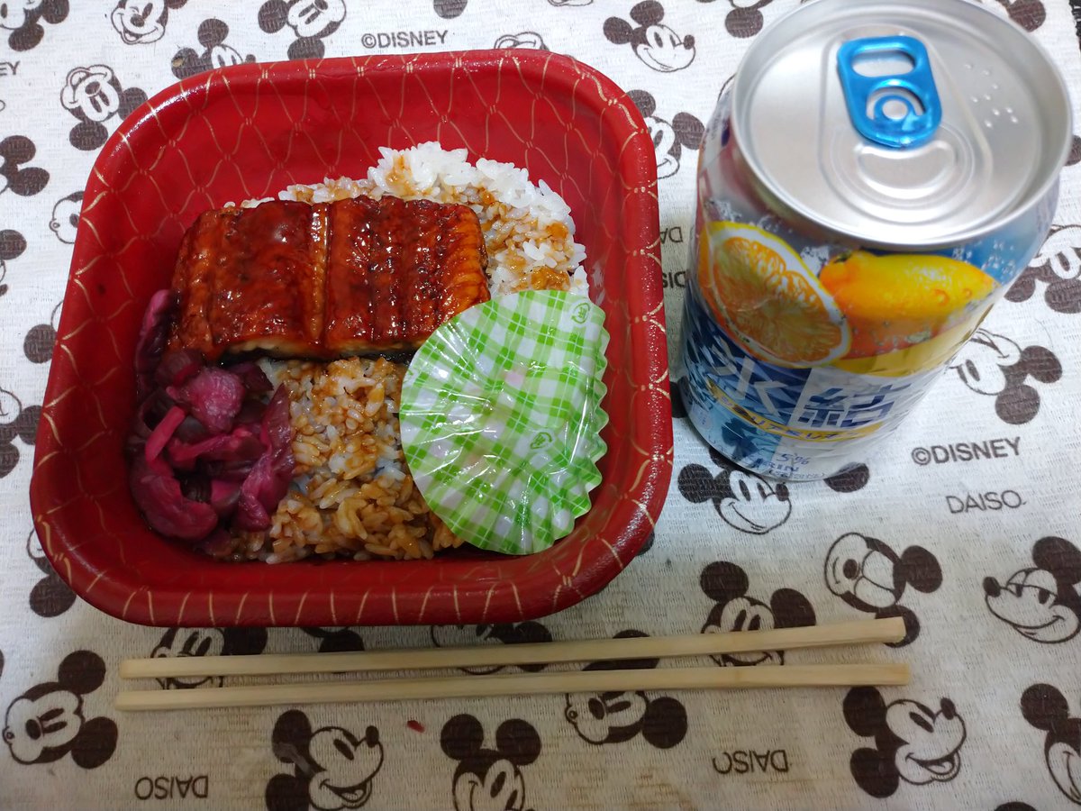 YukiSasap's tweet photo. 今年初めてのうな丼…。普通サイズだ…そうです（Woltさん経由）。
私は格言を思いつきました。
「うな丼はタレで食うべし！」
※うなぎの身は2切れ。美味しいのですど？並で2切れ？このサイズ？ https://t.co/7T8LwhSt2V