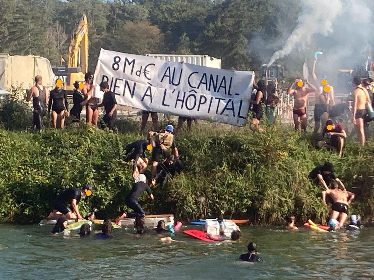 lessoulevements's tweet photo. 🏴‍☠️ 💦 Méga plouf contre le Méga Canal : à l'abordage !

👮‍♂️💸 A 16h, alors que la mani'fiesta battait son plein, le cortège, bien déterminé à aller voir le chantier a bifurqué vers le canal Latéral à l'Oise pour se jeter - littéralement - à l'eau https://t.co/uYpc3nbrFf
