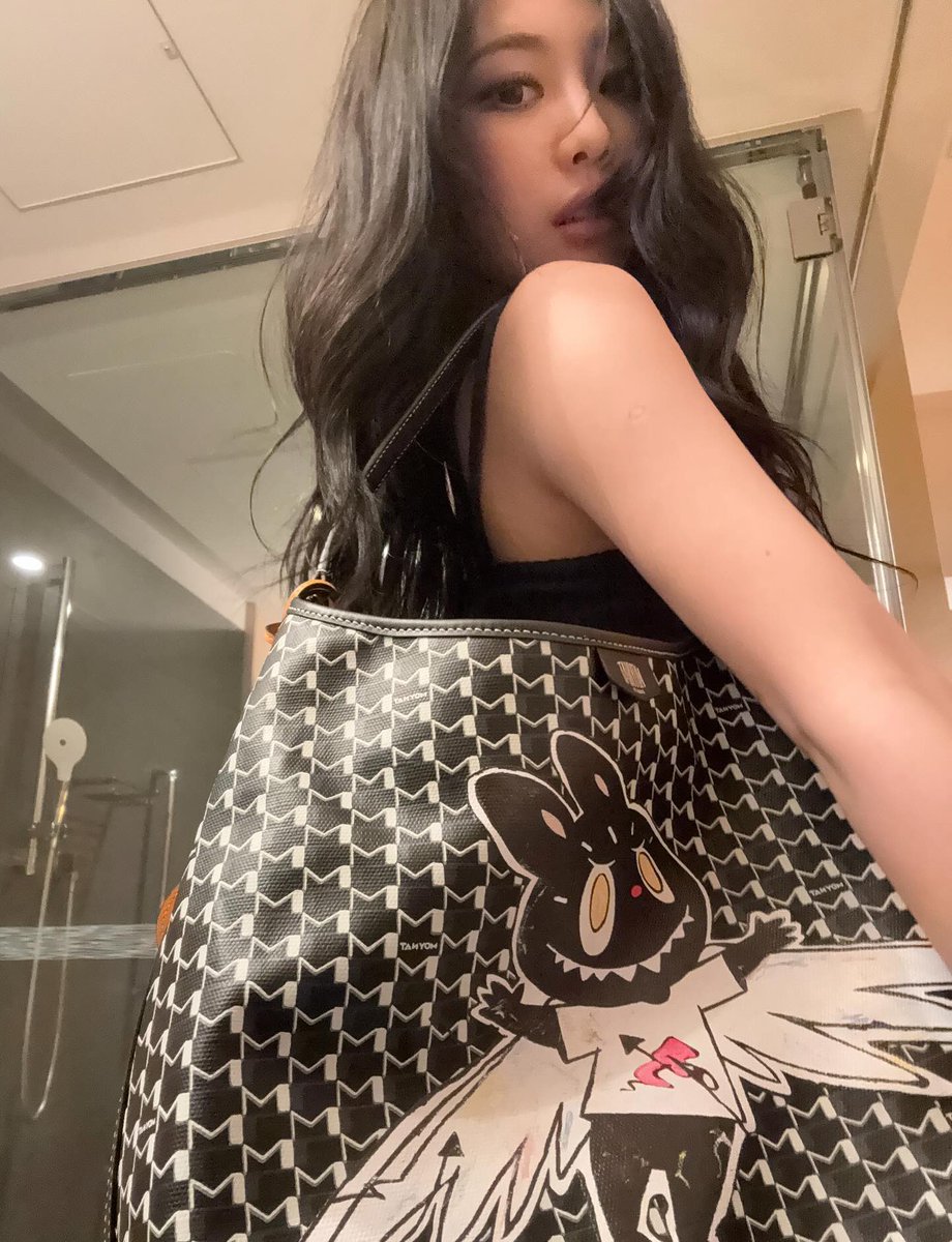 aespapic's tweet photo. face card so sickening i didn’t even notice the labubu bag at first https://t.co/m7K6p1DVyu