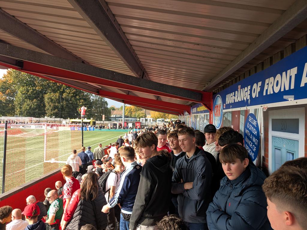 DeckchairPete's tweet photo. @hemelfc Tudor Army do your thing. #allsecondhalf https://t.co/CQT2ybl4sT