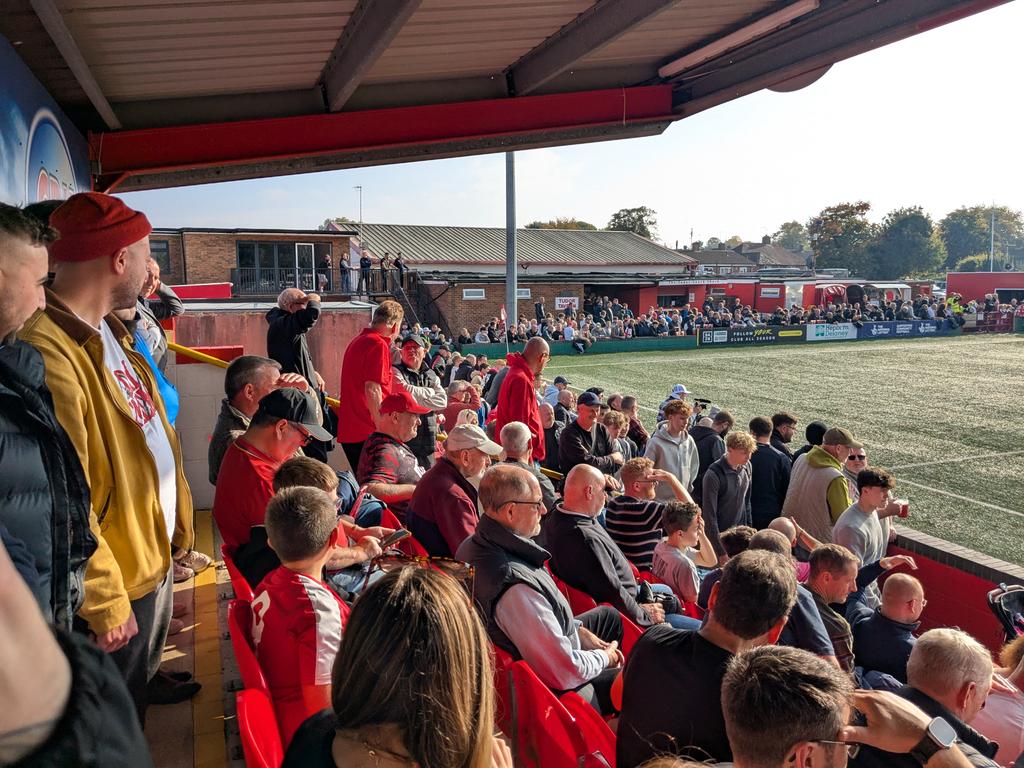 DeckchairPete's tweet photo. @hemelfc Tudor Army do your thing. #allsecondhalf https://t.co/CQT2ybl4sT