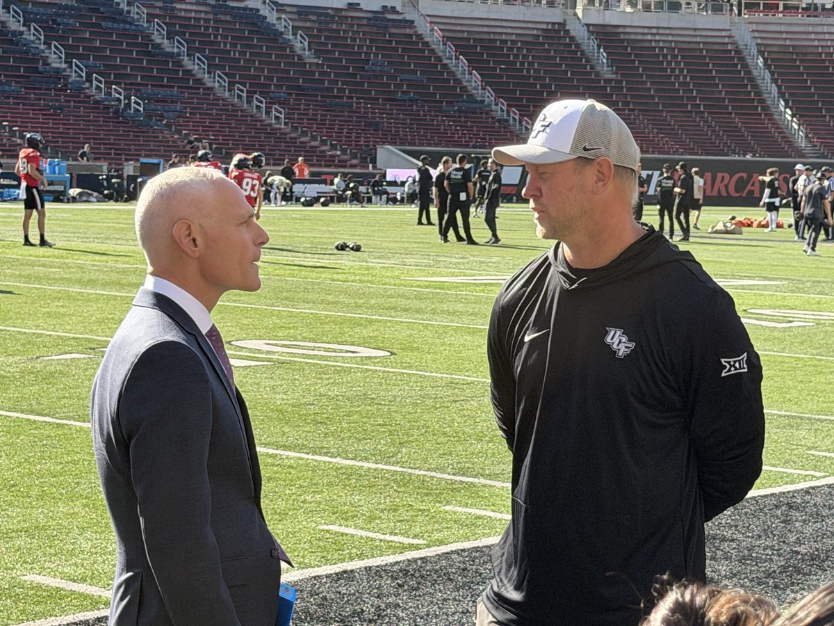 osmattmurschel's tweet image. Big 12 commissioner Brett Yormark and #UCF coach Scott Frost having a discussion during warmups.