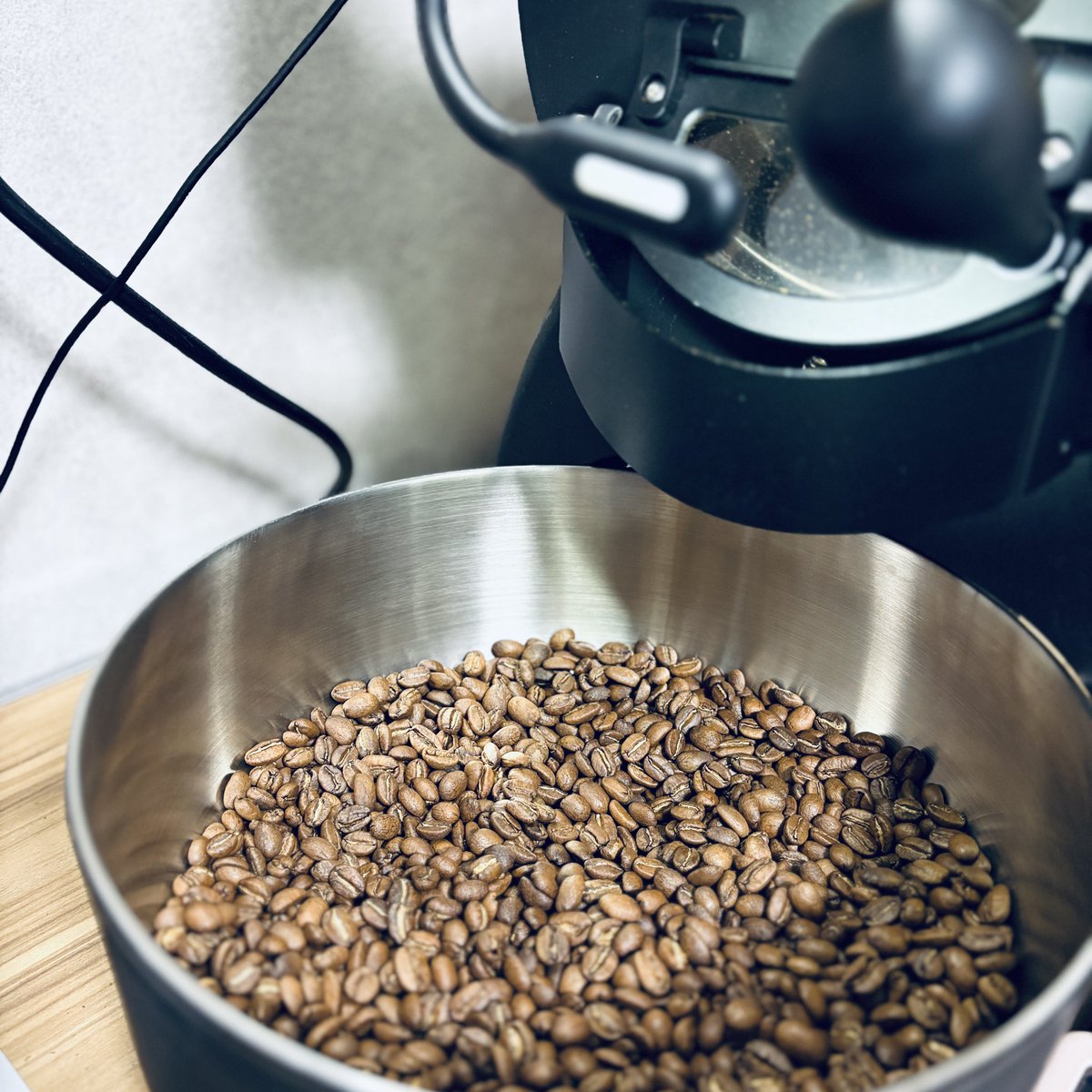 NookmoriCoffee's tweet photo. 朝から晩までひたすら焙煎☕️
11バッチ、合計5.4kg🔥

仮説を立てて焙煎→カッピングで答え合わせ→また仮説。
この繰り返し。

初バッチの豆でも、少しずつ合わせられるようになってきました☺️ https://t.co/3wBXNYHaU4