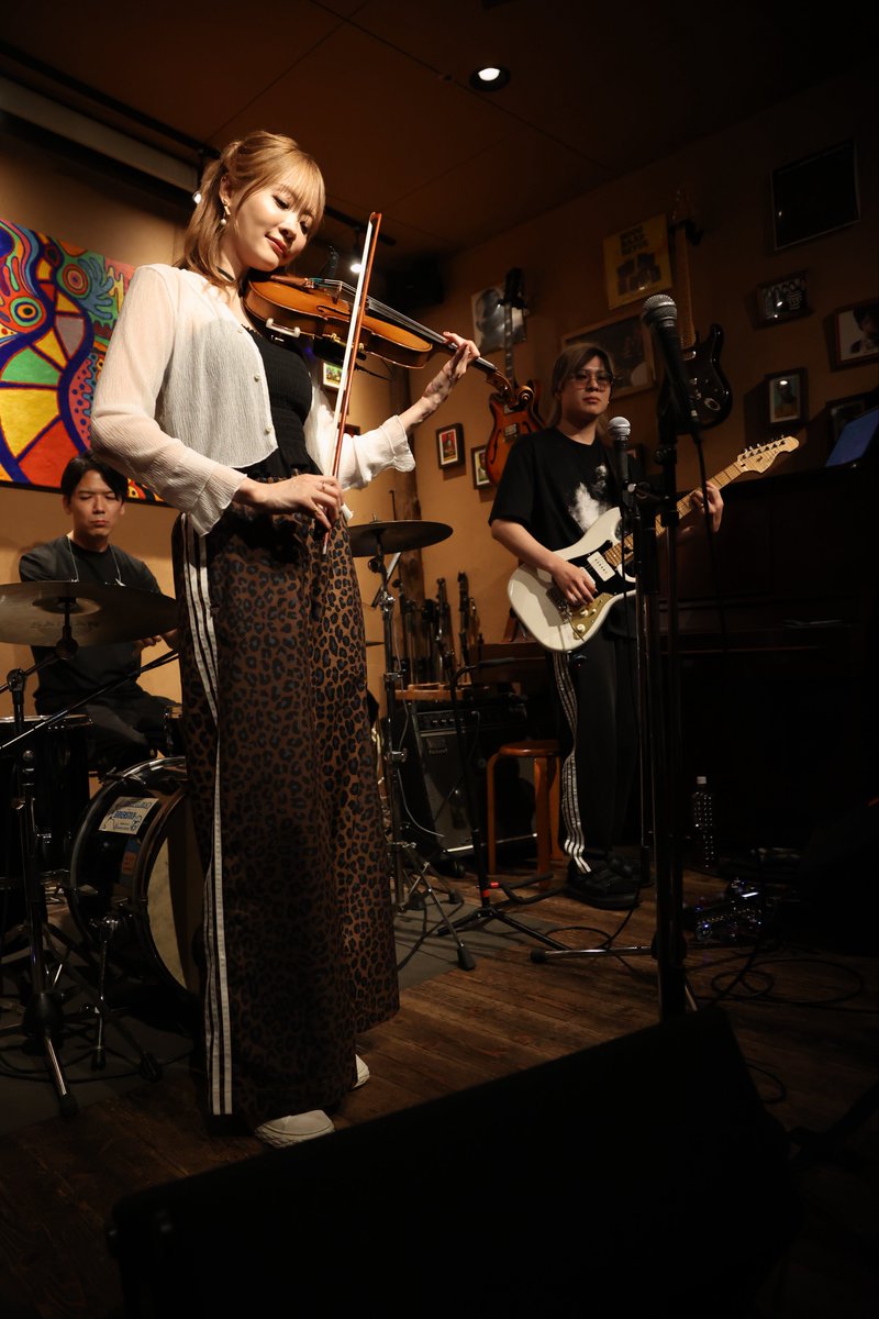 koji197107's tweet photo. 2025.10.11 DoubleASideLive Tour2025 featuring RiO
大阪Music bar S.O.Ra
RiO さん (@violin_rio) がゲストのライブ行くの初かも。
コラボCDもゲットできて、凄い楽しかった🥰
「Tiny Ghost」お気に入り。
大阪なのでヒョウ柄(笑)
#踊るヴァイオリニスト
#DoubleASideLive
#WASL2025 https://t.co/PCoC4vvA7m