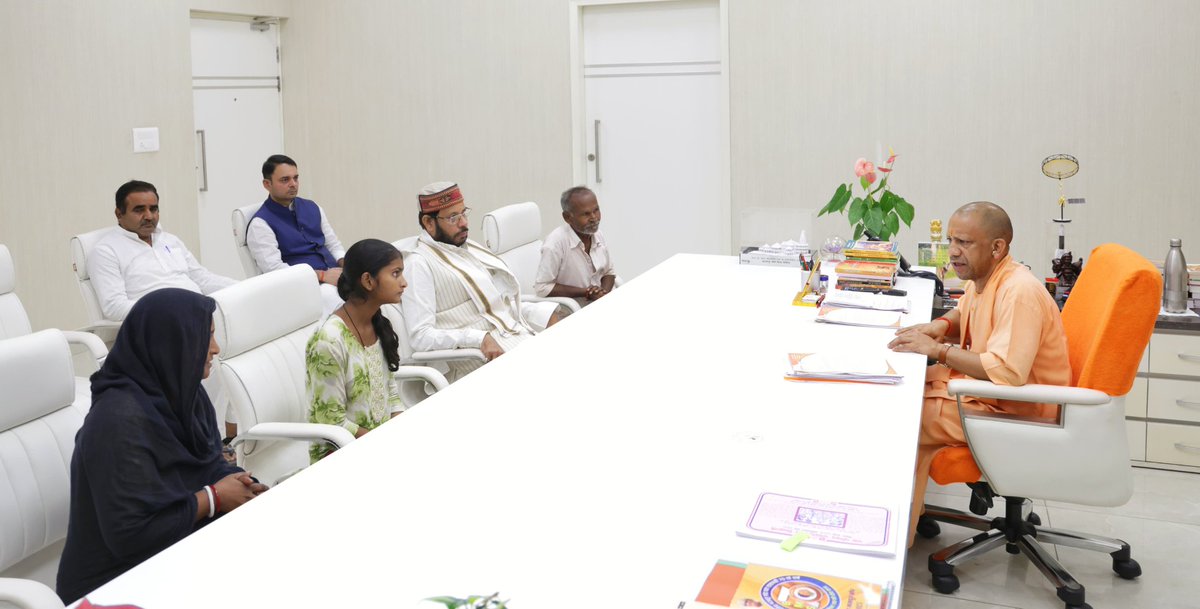 Dineshtripthi's tweet image. रायबरेली की ऊंचाहार विधानसभा से  विधायक मनोज पांडेय के साथ मृतक हरिओम बाल्मीकि की पत्नी श्रीमती संगीता बाल्मीकि अपने पिता छोटे लाल एवं बेटी अनन्या संग माननीय मुख्यमंत्री श्री योगी आदित्यनाथ जी से मुलाकात की।