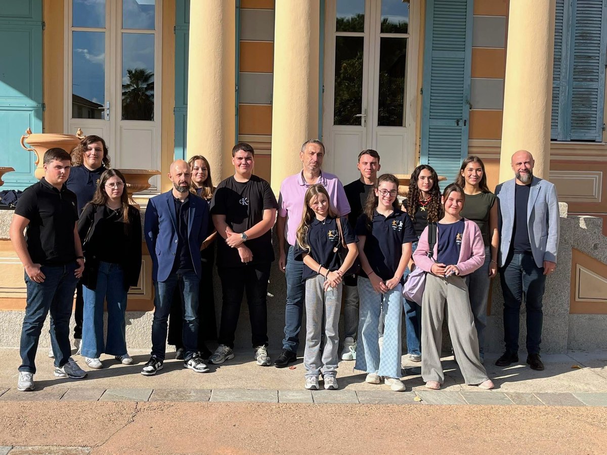 Hier, à Aiacciu, j’ai eu le plaisir d’échanger avec les élèves élus du CVC et CVL du collège Saint-Paul sur la vie parlementaire et le rôle d’un député. 👇🏻