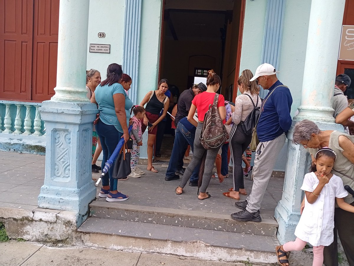 IrenaldoRodrig1's tweet photo. #AhoraMismo desde la Casa de Cultura "Olga Alonso, se inauguró la Expo personal " En Busca de Alfonsina" del artista aficionado de las Artes Visuales René Pas. En el marco de la Jornada Nacional de la Cultura. 
#casasdecuturass 
#Cpccsanctispiritus https://t.co/SppOe7B5Vf