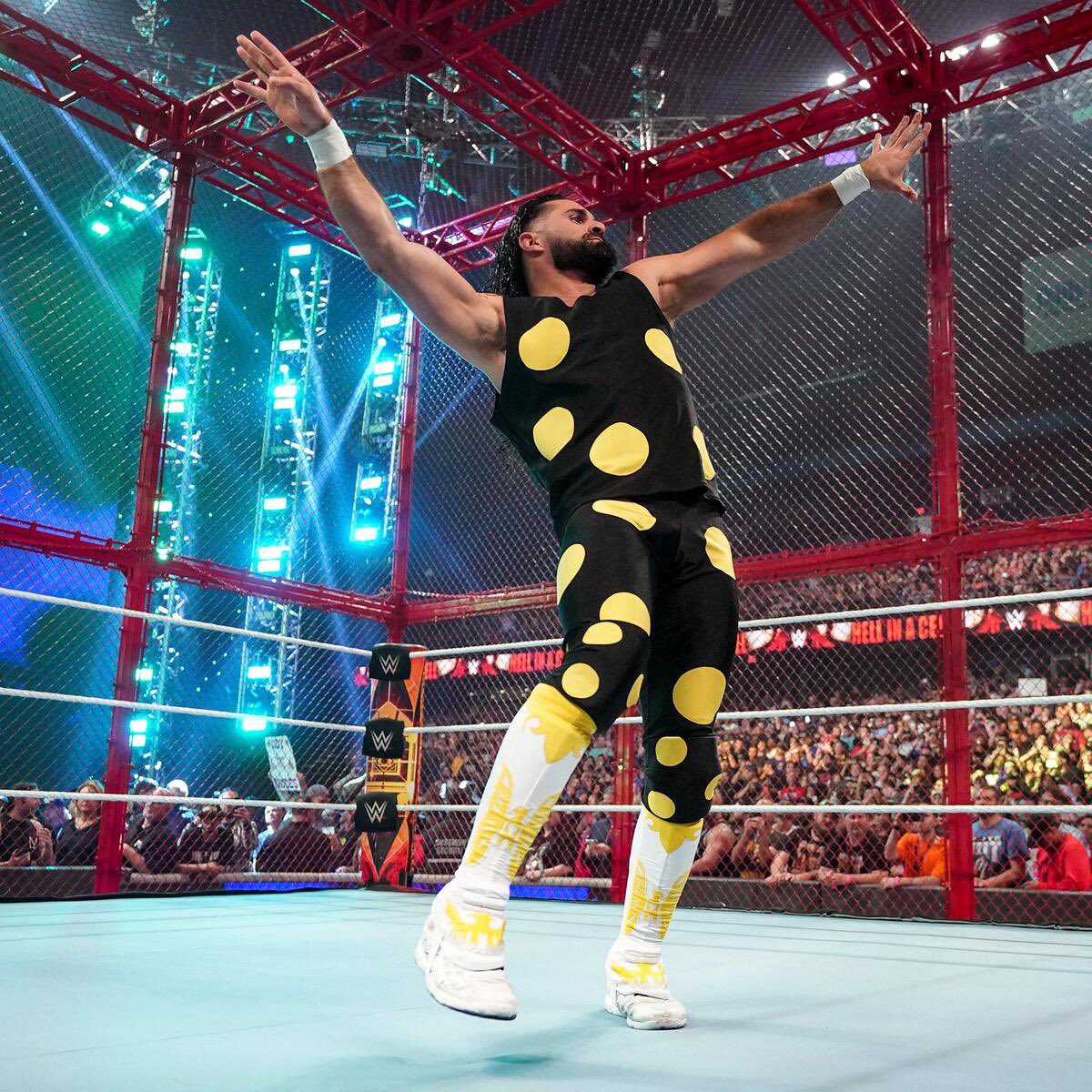 uceyrollinsx's tweet image. he did it again😂

 #WWECrownJewel