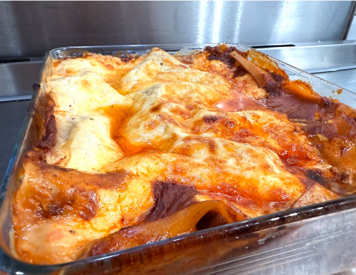 Lasagna just out the oven

I’m going to let it stand for an hour then I’m tucking in

If you’re popping in to join me then bring a nice Italian red and a nice Tiramusu 

And bring your appetite 🍷