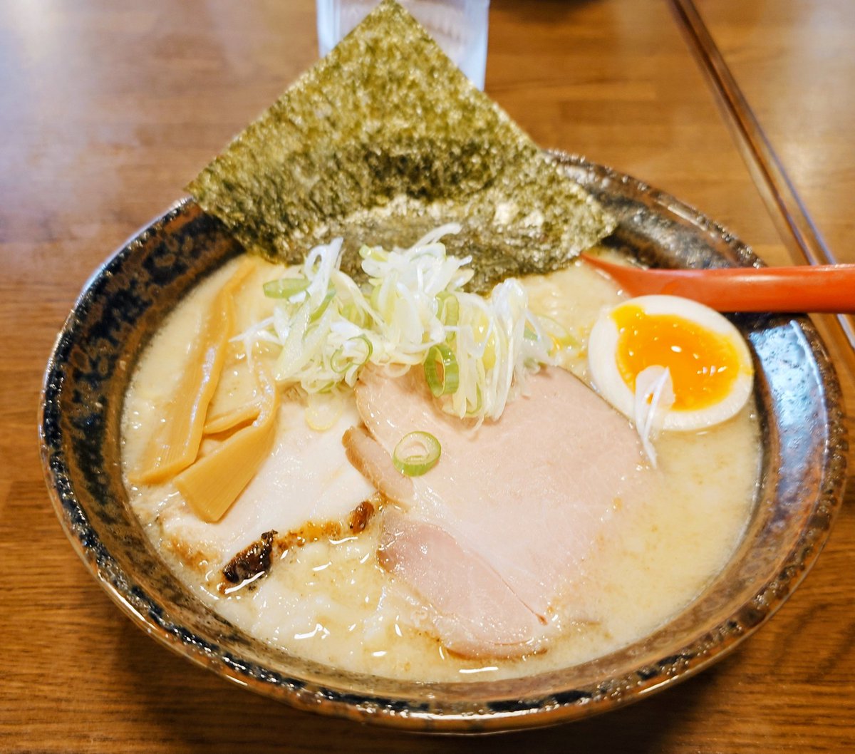 TRIBEcodeREDEYE's tweet photo. 『連鎖する🍜…』

10/9
同僚A「昨日、遊戯三昧行ったんだって！？２日続けてがイヤじゃなかったら、今日付き合ってよ。」
10/10
同僚B 「俺も行ぎだがよ。今日ぼぉいいぃ〜？？」

両日
自分「…御意」

って事で２日続けて【遊戯三昧@新潟県上越市】
・塩豚骨🍜＋味玉
・豚骨🍜＋自家製🍛

おいし🥰 https://t.co/pTdTycNJN2