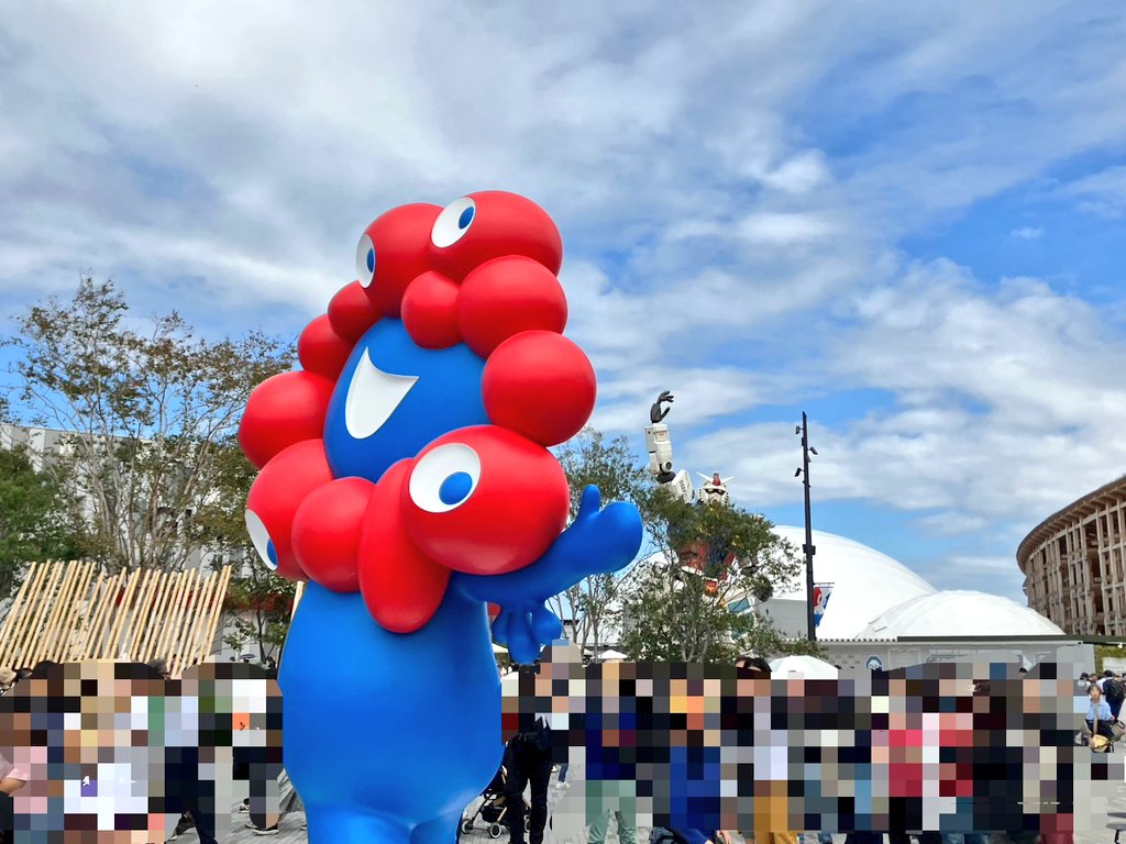 insect_102's tweet photo. タダ券入手したので「並ばない万博」を信じて賑やかしにイってみるも〒やお土産屋やトイレやベンチすら並ばないと利用できない現実に入場約15分でクラクしてきて西ゲから東ゲに移動しただけで満足→退場して淡路屋のwebも全く全く全く購入できる気配なくて諦念の京都で酒呑んで滋賀宿泊からの東へ敗走 https://t.co/3OEt01DWCt