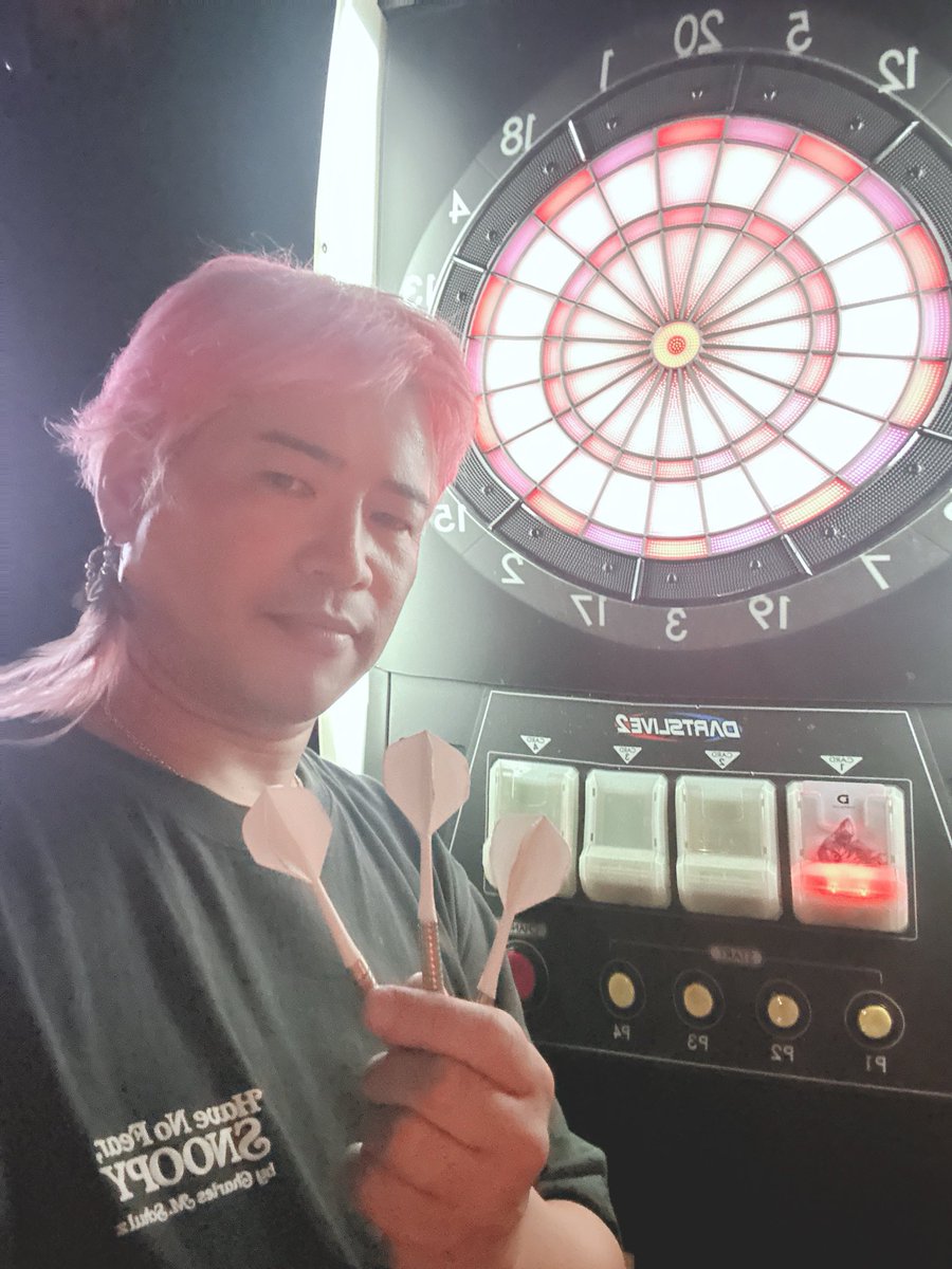 BULLS_CLUB's tweet photo. 今日は新世界にあるpool bar YOLOさんで投げてきました🎯
歌手としてのフライヤーも貼ってくださるとの事で、預けて来ました☺️

いつもありがとうございます✨️
#ダーツ #YOLO https://t.co/SgZrJQzLNg