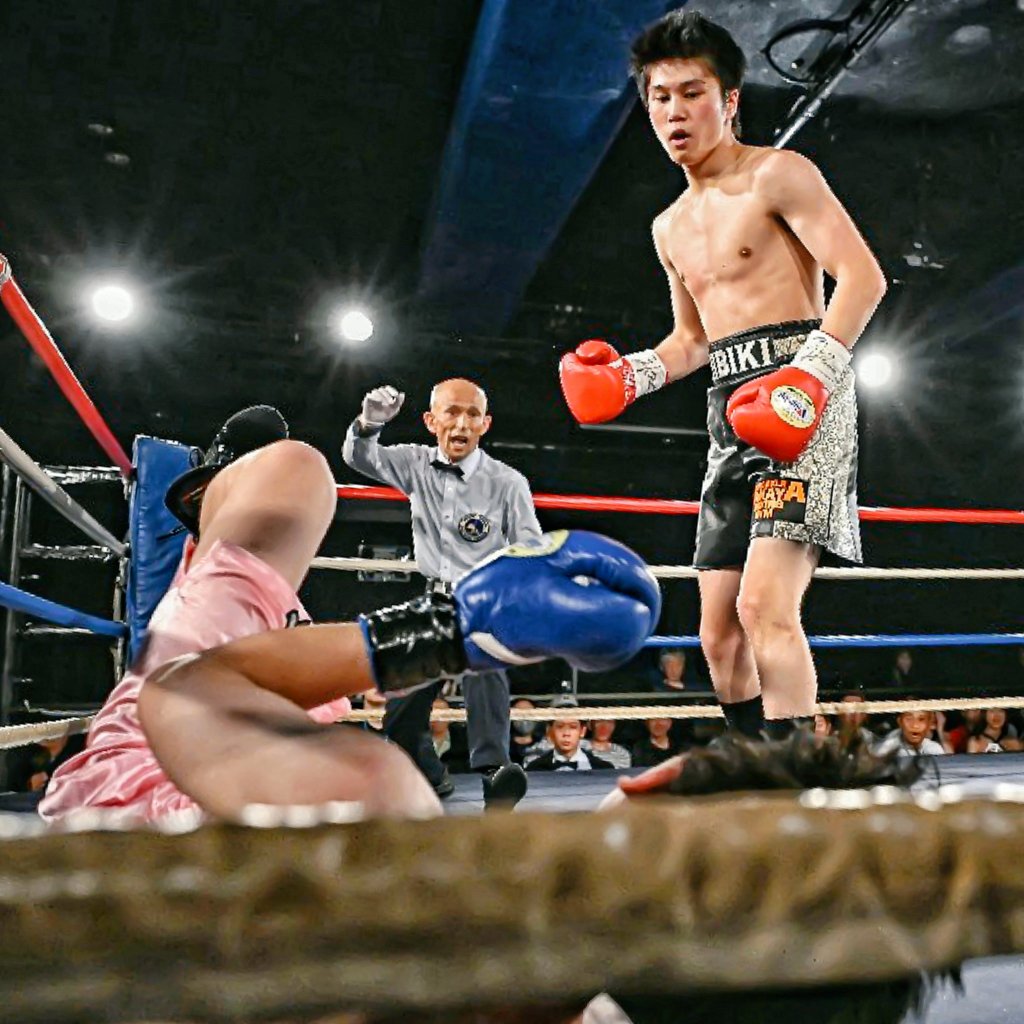 winning_punch's tweet image. 17歳のイケメン高校生ボクサー
対戦相手から2度ダウンを奪い
1ラウンドTKOでデビュー戦を飾る

「興奮してたんで、
考えてる余裕はなかった」
試合後の取材で語る
今後の活躍が楽しみ。

#ボクシング #boxing 
#イケメンボクサー