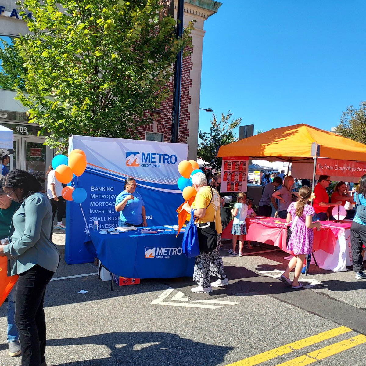 MetroCU's tweet image. Our Newton Branch team had a great time at #NewtonvilleVillageDay! 🎉
It’s alwaysgreat to connect with our neighbors and celebrate this amazing community tradition. Thanks to everyone who came by! #NewtonMA #CommunityMatters #Community
