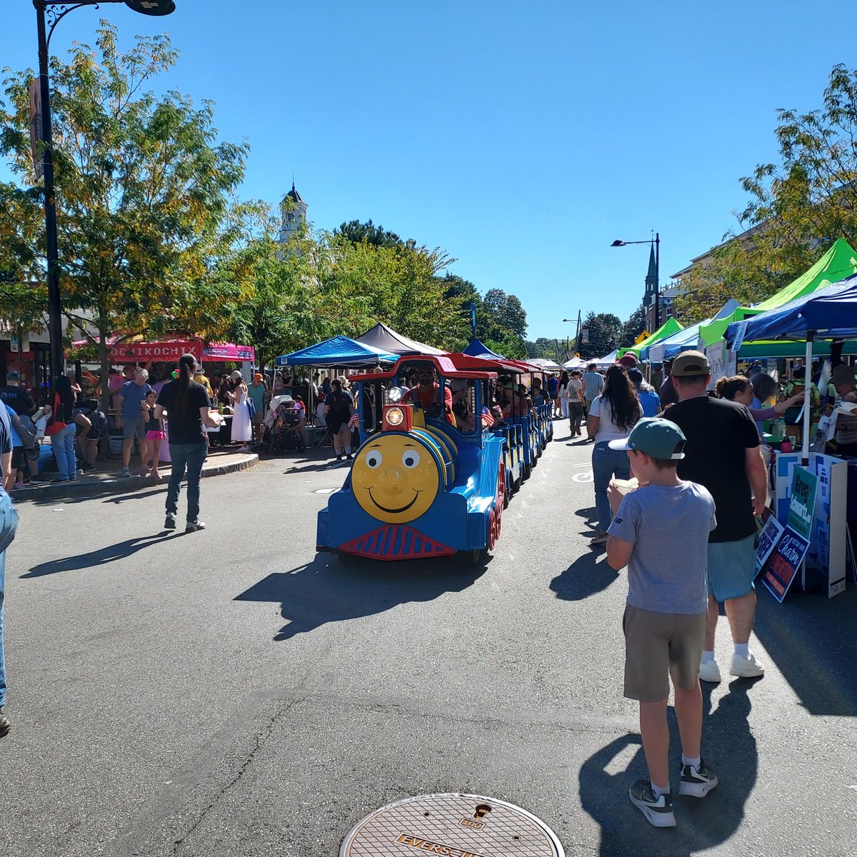 MetroCU's tweet image. Our Newton Branch team had a great time at #NewtonvilleVillageDay! 🎉
It’s alwaysgreat to connect with our neighbors and celebrate this amazing community tradition. Thanks to everyone who came by! #NewtonMA #CommunityMatters #Community