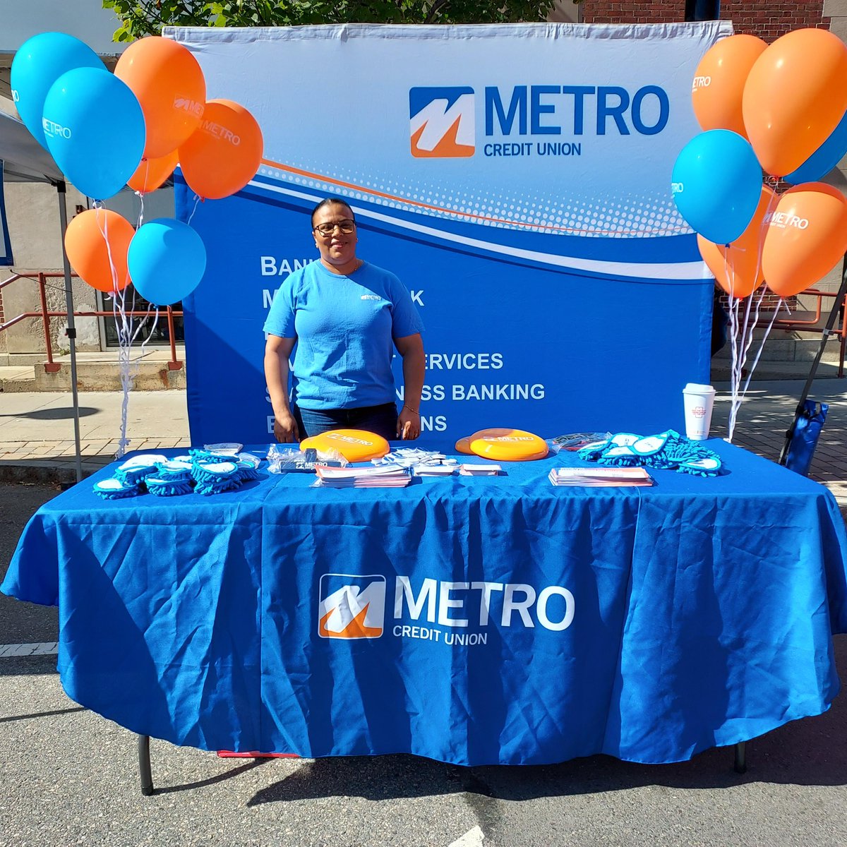 MetroCU's tweet image. Our Newton Branch team had a great time at #NewtonvilleVillageDay! 🎉
It’s alwaysgreat to connect with our neighbors and celebrate this amazing community tradition. Thanks to everyone who came by! #NewtonMA #CommunityMatters #Community