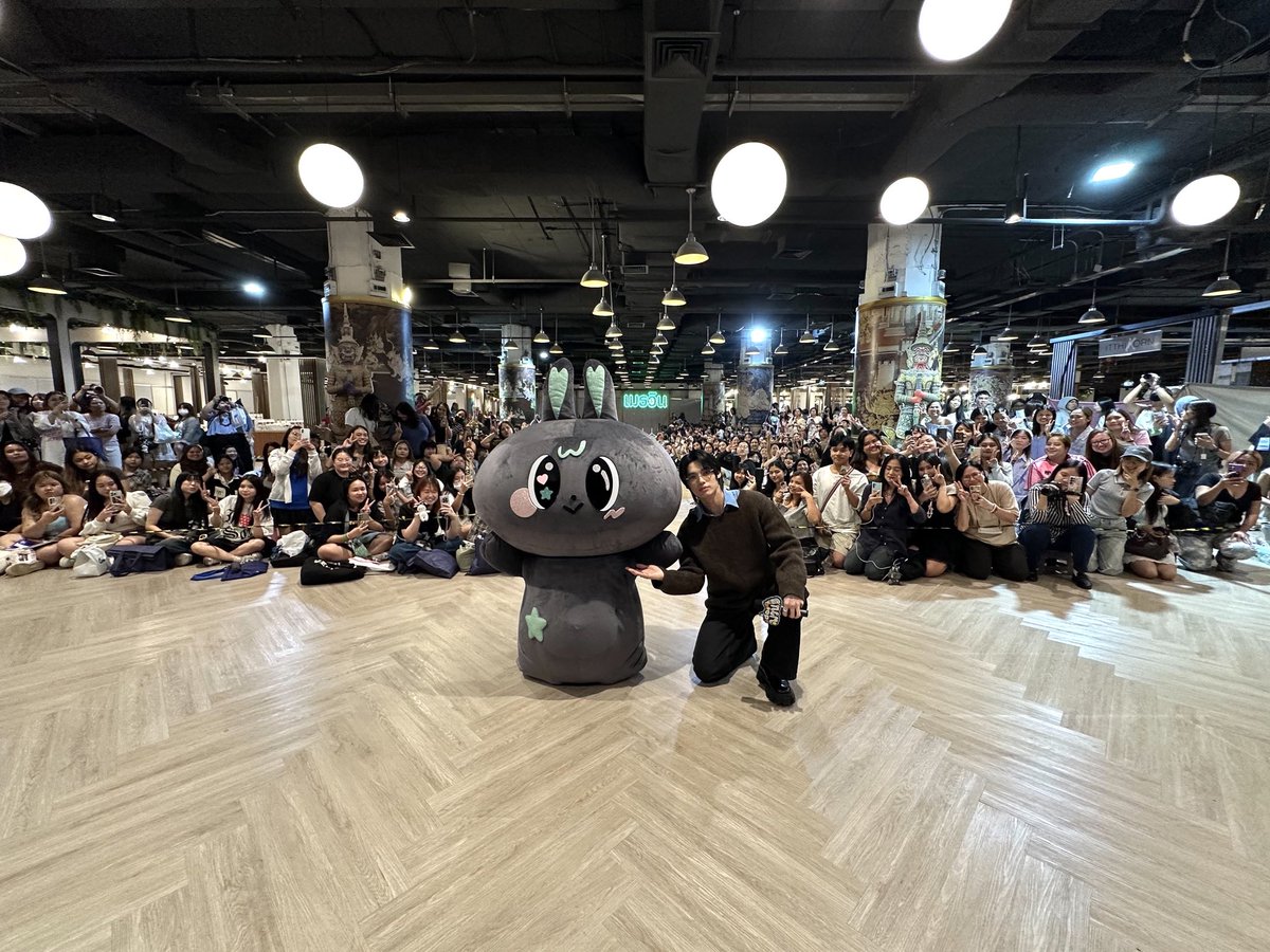 WinmetawinO's tweet image. วันนี้ึครอบครัวเราพร้อมหน้าพร้อมตามากเลยยยยยยย💚🐰

WIN METAA FANIVAL FANSIGN

#METAA
#GMMTVFANIVALxWin
#winmetawin  @winmetawin