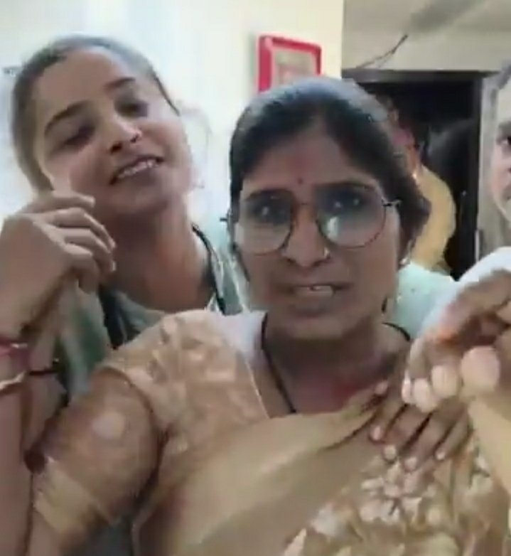 vannumeena0's tweet image. सरकारी टीचर बिना टिकट AC कोच में यात्रा कर रही थी. यह मामला ठंडा भी नही पड़ा की इस तरह का दूसरा मामला सोशल मीडिया पर वायरल है.

महिला अपनी बेटी के साथ बिना टिकट FIRST 1 AC कोच में सफर कर रही थी. TTE ने टिकट पूछा तो,

मां बेटी मिलकर TTE को धमकी देने लगी, अभद्र भाषा का प्रयोग कर…