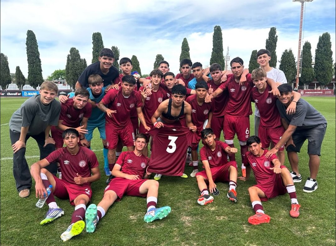 fortalezagrana's tweet photo. 🇱🇻🔥 𝗟𝗔 #𝗦É𝗣𝗧𝗜𝗠𝗔 𝗗𝗘𝗟 𝗣𝗘𝗣𝗘 𝗡𝗢 𝗣𝗔𝗥𝗔 𝗗𝗘 𝗚𝗔𝗡𝗔𝗥
El conjunto del Pepe Sand continúa con su gran andar en el certamen: venció como local por 3-1 a Instituto, por la #Fecha30 del #TorneoJuvenilesLPF.
⚽ Dylan Gómez
⚽ Álex Cardozo
⚽ Alexander Giménez
🔥 Con éste resultado, el #Granate acumula seis victorias de manera consecutiva, y hace siete que no pierde.
📋 #Lanús asciende a 58 puntos en el torneo (18G, 4E y 8P).