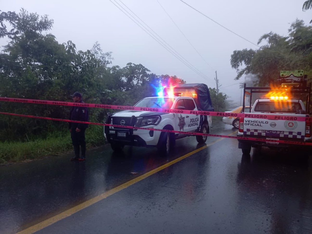 enfasisnoticias's tweet image. #Hidalgo 
Una grieta en el tramo carretero Calnali – San Andrés, a la altura de Metlatepec,, obligó a la autoridades cerrar esa vía.
⚠️ Se recomienda a todos los automovilistas extremar precauciones y evitar circular por la zona hasta nuevo aviso.
#Lluvias #HuracánPriscilla…
