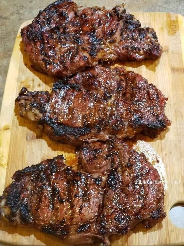 🥰Three juicy grilled ribeye steaks with melted fat and a perfectly charred crust!🍽️